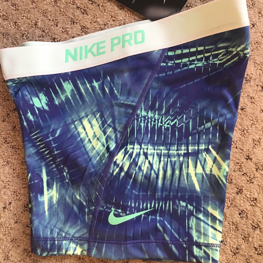 Women’s Nike pro shorts 3in.