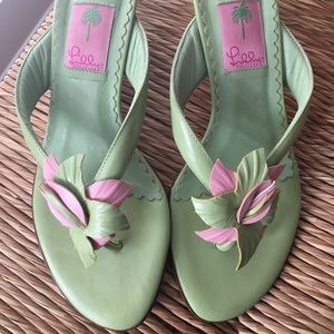 Lilly Pulitzer green and pink kitten thong heel 9