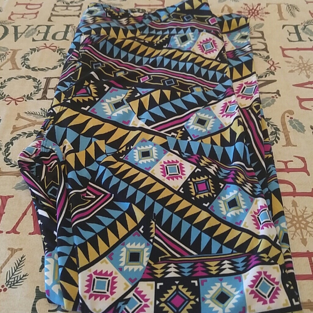 NWT. LuLaRoe TC leggings. Turquoise fuchsia Aztec.