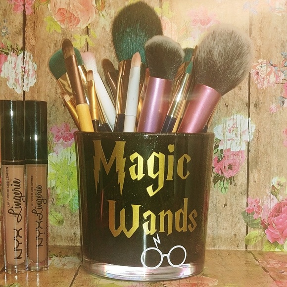 Magic Wands Makeup Brush Holder - Picture 1 of 2