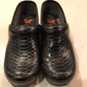 Like New Dansko XP Black Snakeskin Clogs 39