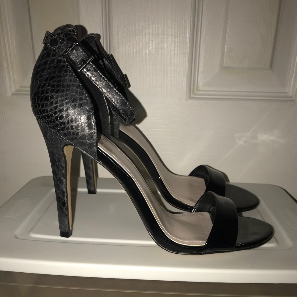 Vince Camuto Black/Gray Strappy Heels Size 9.5
