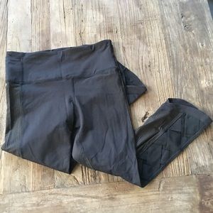 Lululemon size 6 black ribbon crop leggings