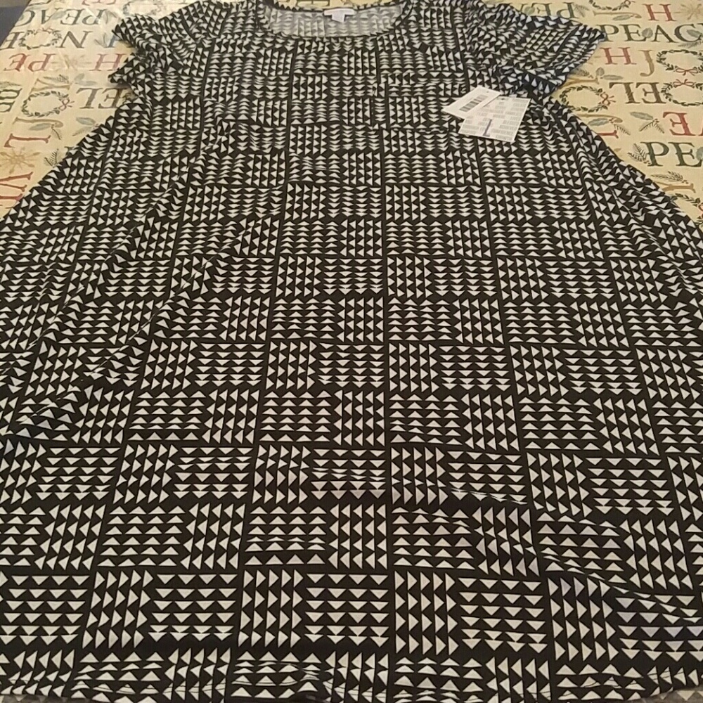 NWT. LuLaRoe L Carly. Black and white triangles.