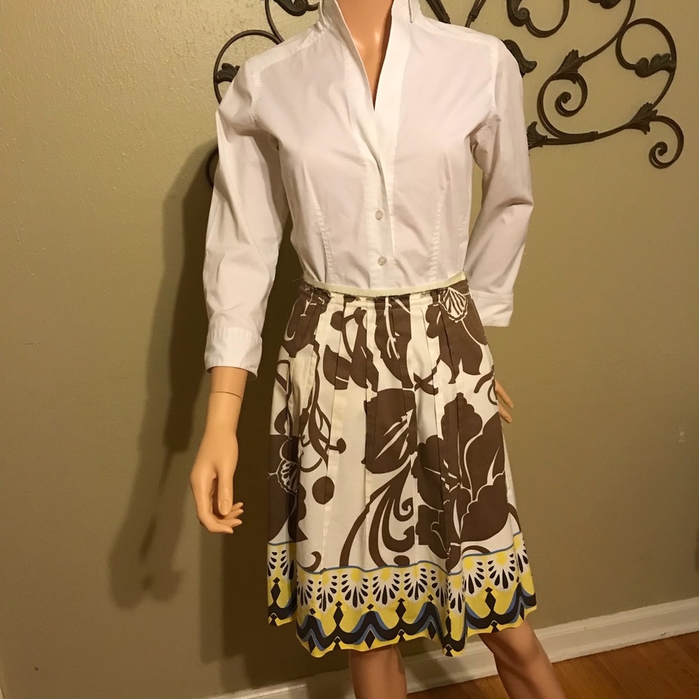 Elie Tahari Pleated Skirt. Size 2