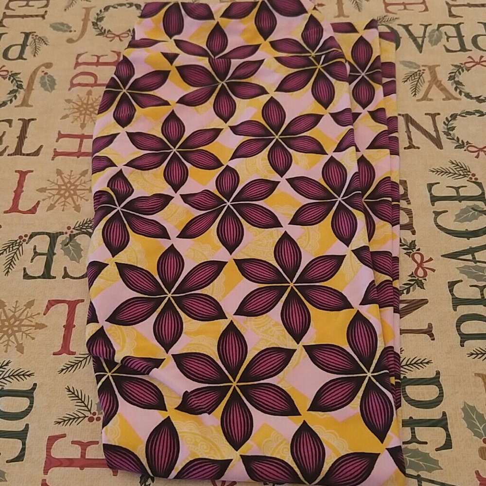 NWT. LuLaRoe TC leggings. Light pink yellow floral