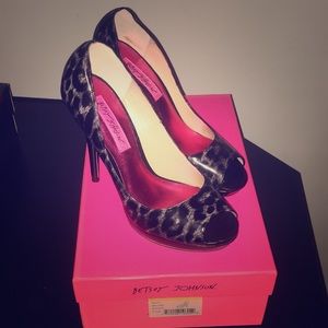 Betsey Johnson Willow leopard peep toe pump 7.5