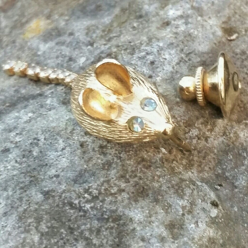 1974 GOLD TONE & RHINESTONE MOUSE PIN BY AVON