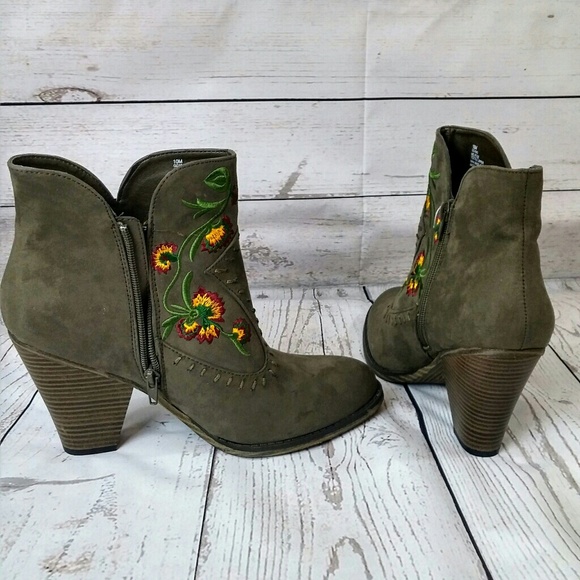 NWOT {MIA} Flower Boots - Picture 3 of 5