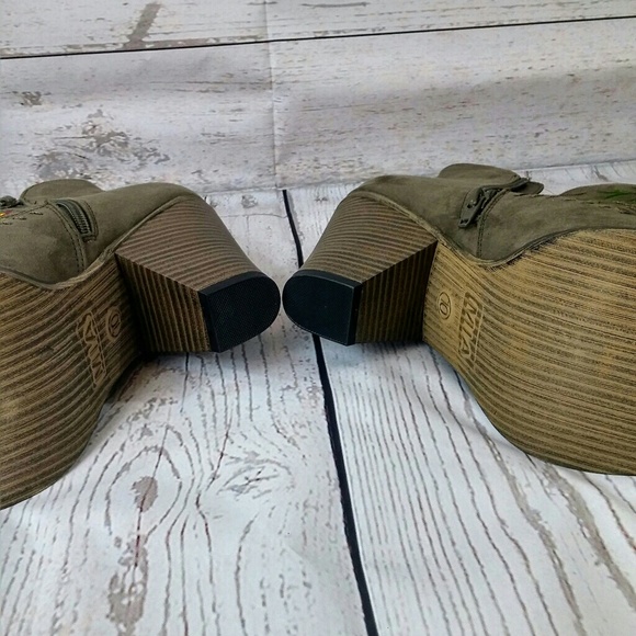 NWOT {MIA} Flower Boots - Picture 4 of 5