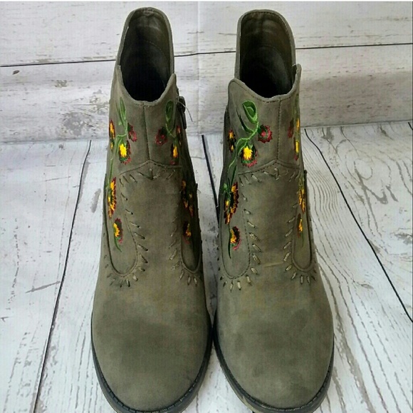 NWOT {MIA} Flower Boots - Picture 2 of 5