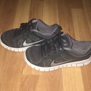 Black and white nikes for boys size: 1