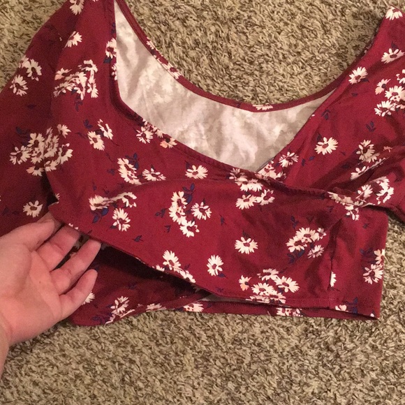 NWOT Charlotte Russe Maroon Floral Crop Top - Picture 3 of 3