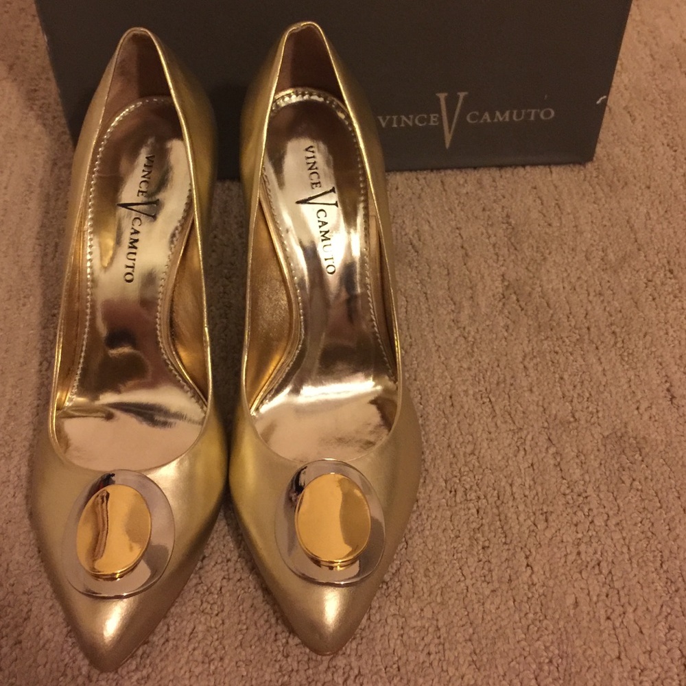 NIB Vintage Vince Camuto Gold Metallic Pumps