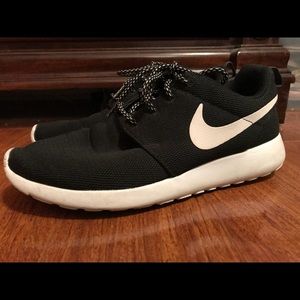 Women’s Nike black & white roshes - size 9