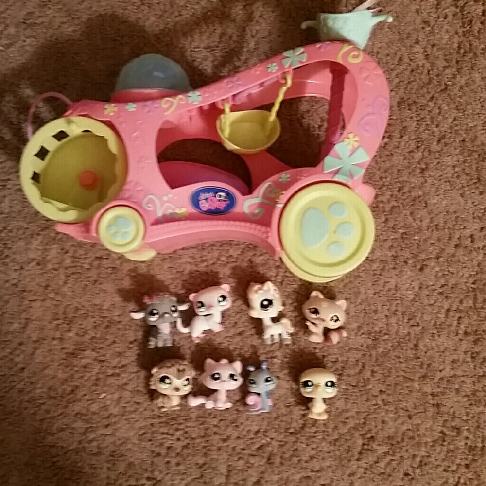 Littlest Pet Shop car with eight Littlest Pet Shop