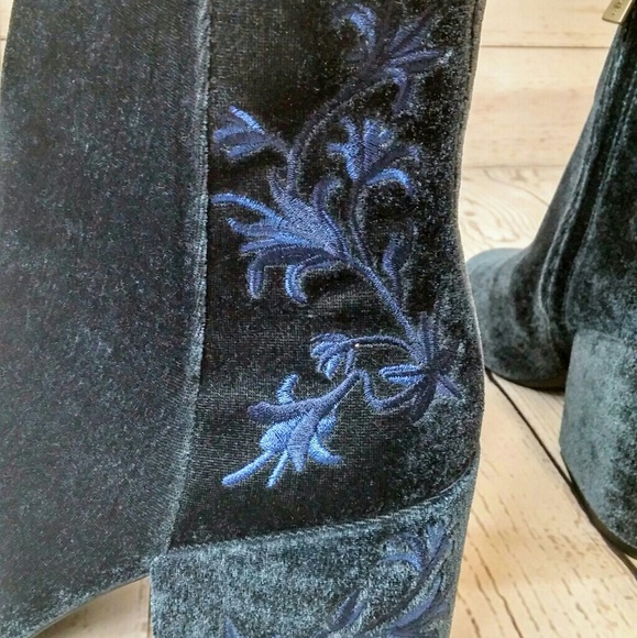 NWOT {Kenneth Cole NY} Velvet Blue Boots - Picture 5 of 6