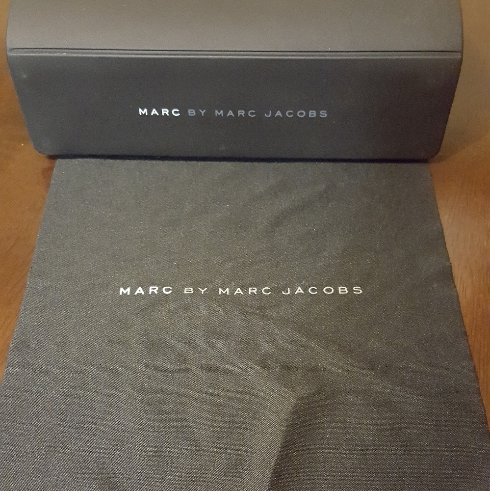 Marc Jacobs Sunglasses Case w Cleaning Cloth
