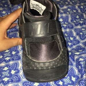 Black Nike Huaraches
