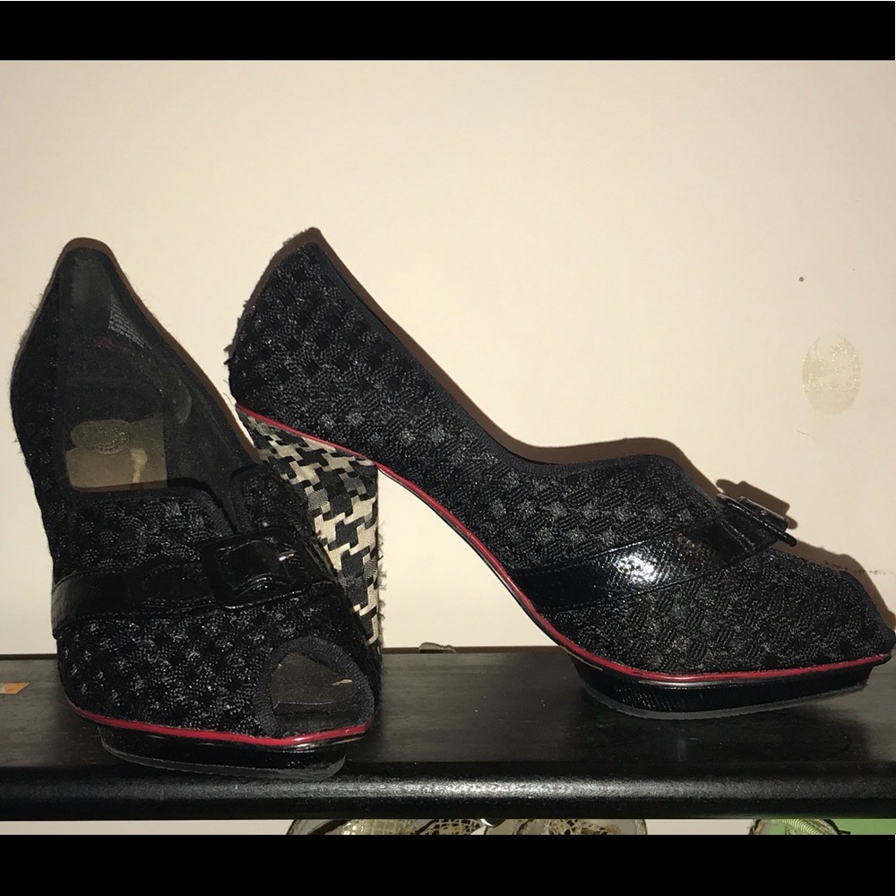 LITTLE BLACK SHOE