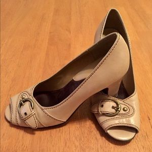 Tan peeptoe pumps with buckle