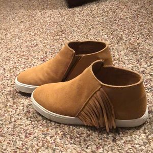 Minnetonka fringe sneaker boot size 8
