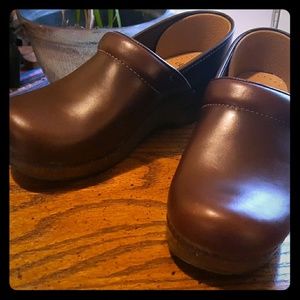 BNIB Dansko Size 39 Professional Clogs
