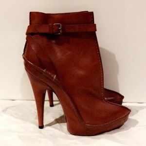 Never worn Givenchy leather booties! 😍🖤