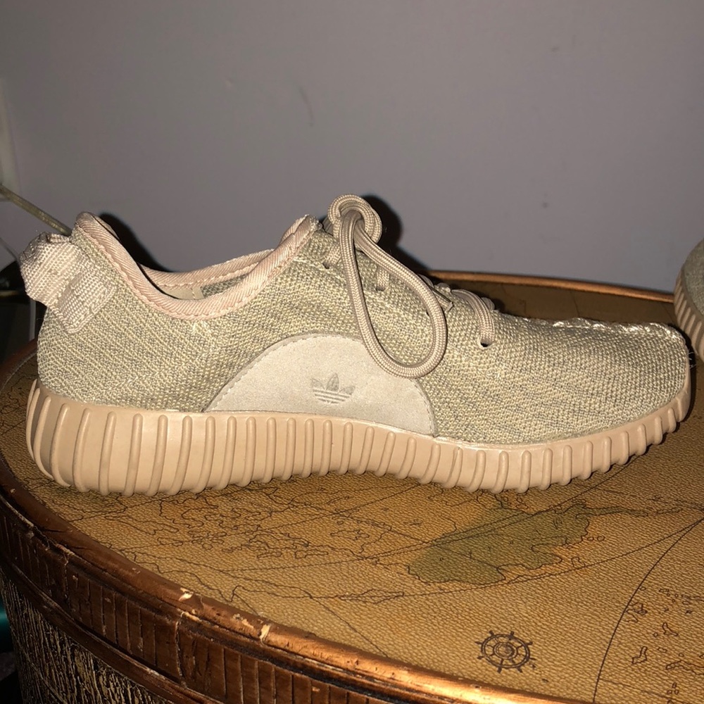 FAKE yeezy sneakers