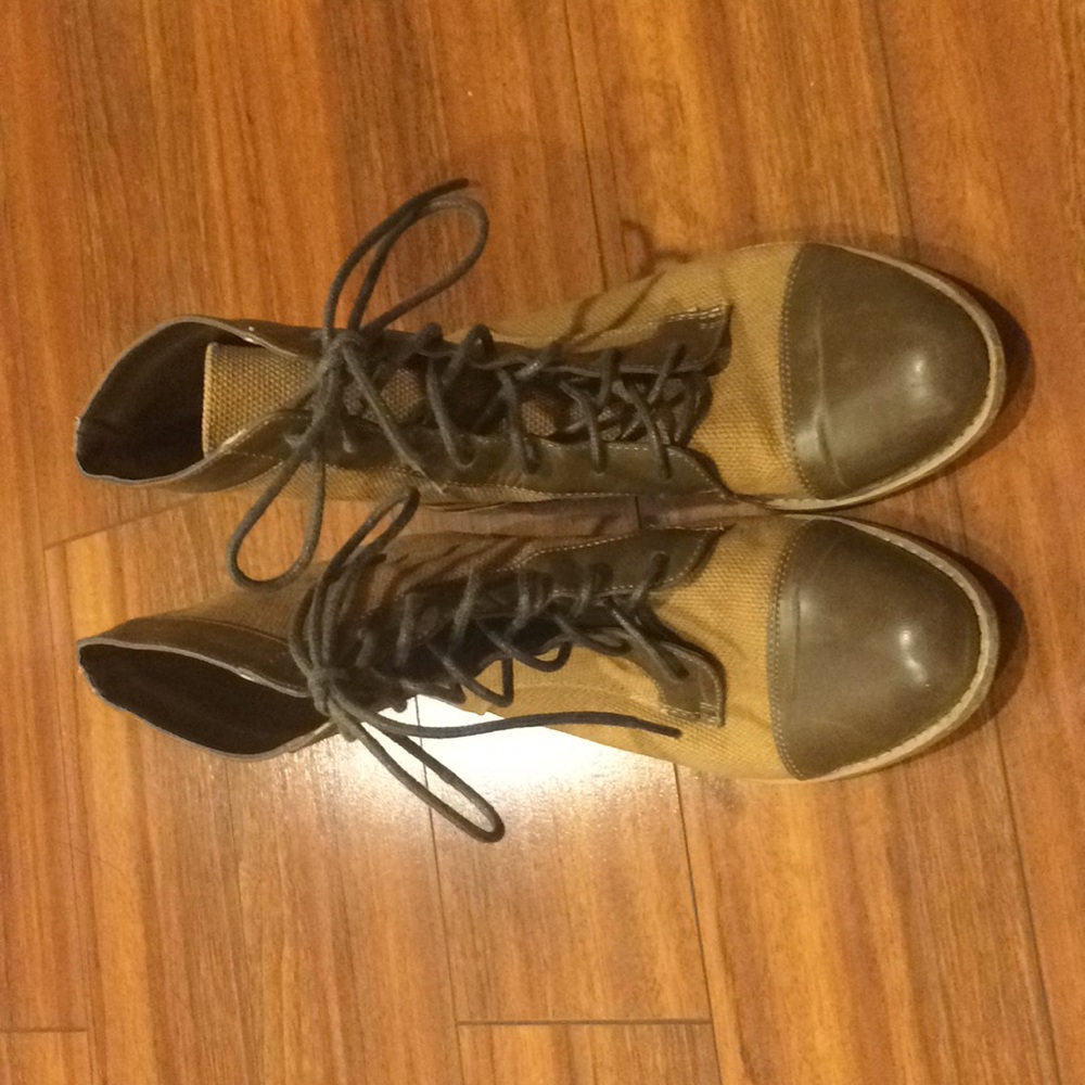 Lace-up canvas boots