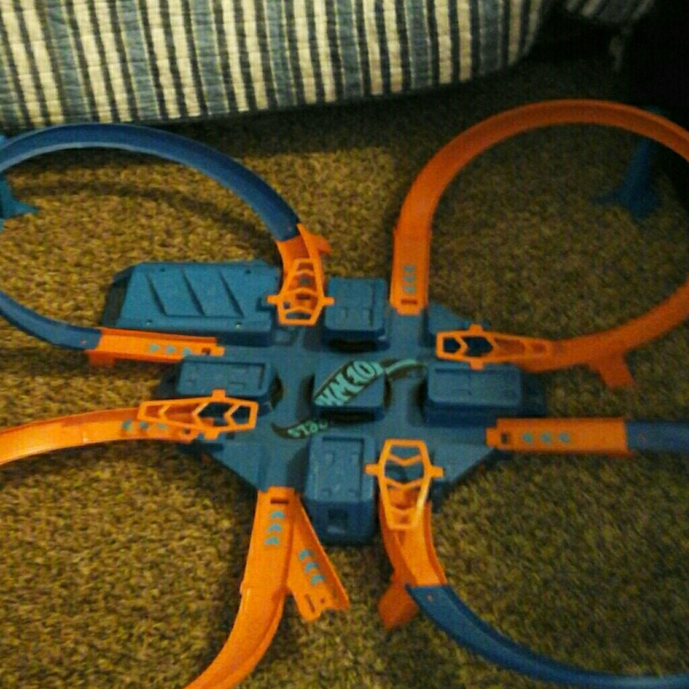Hot wheels cris cross crash track set