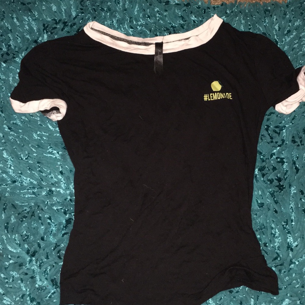 Very cute teen graphic lemonade shirt