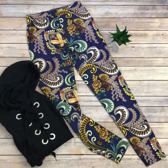 NWT Navy Floral Print Paisley Leggings🌺 - Picture 2 of 6