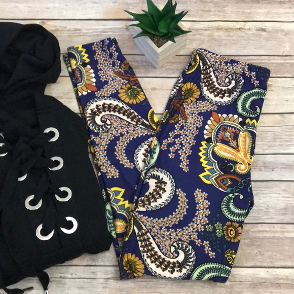 NWT Navy Floral Print Paisley Leggings🌺 - Picture 4 of 6