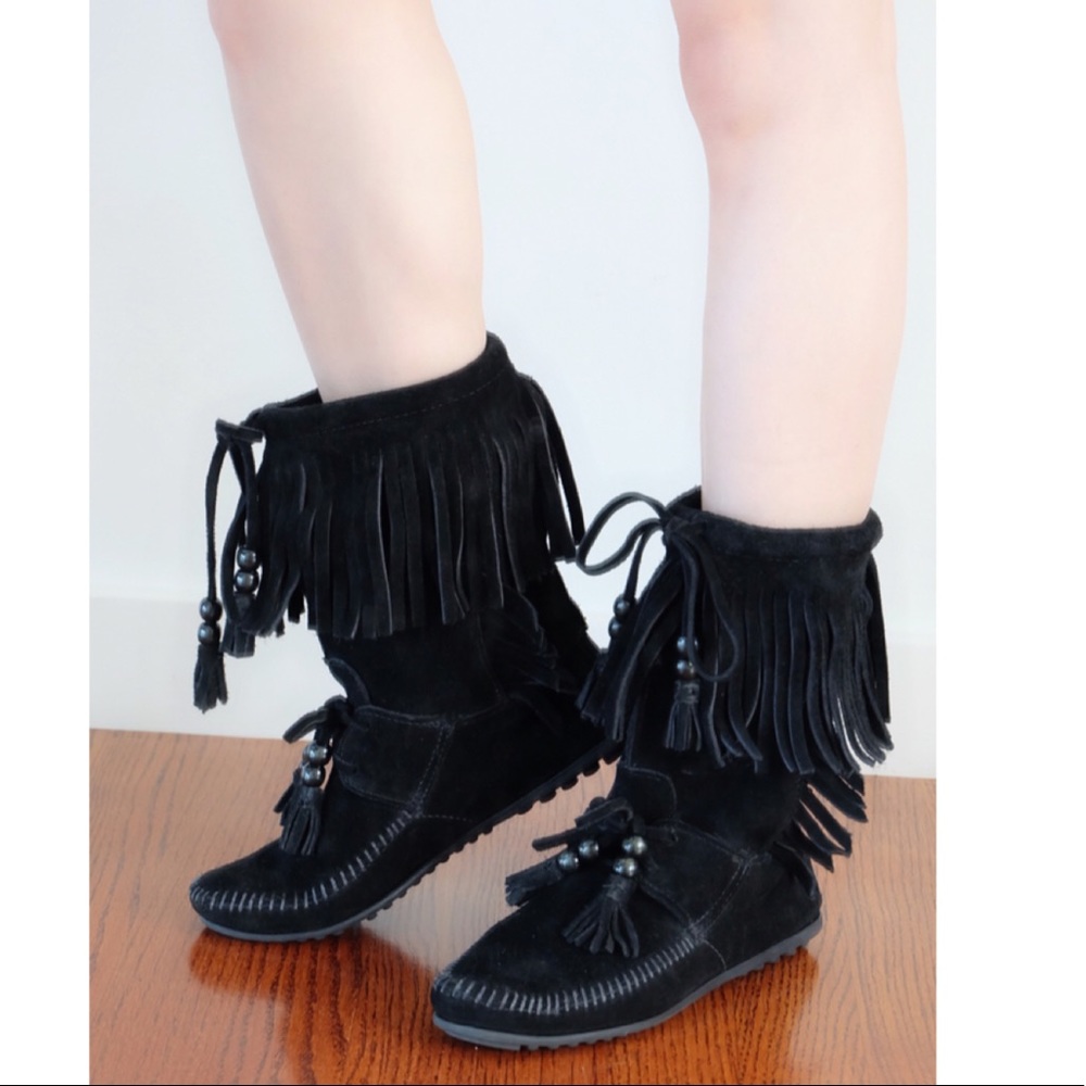 Minnetonka Woodstock Black Fringe Boot SZ 6