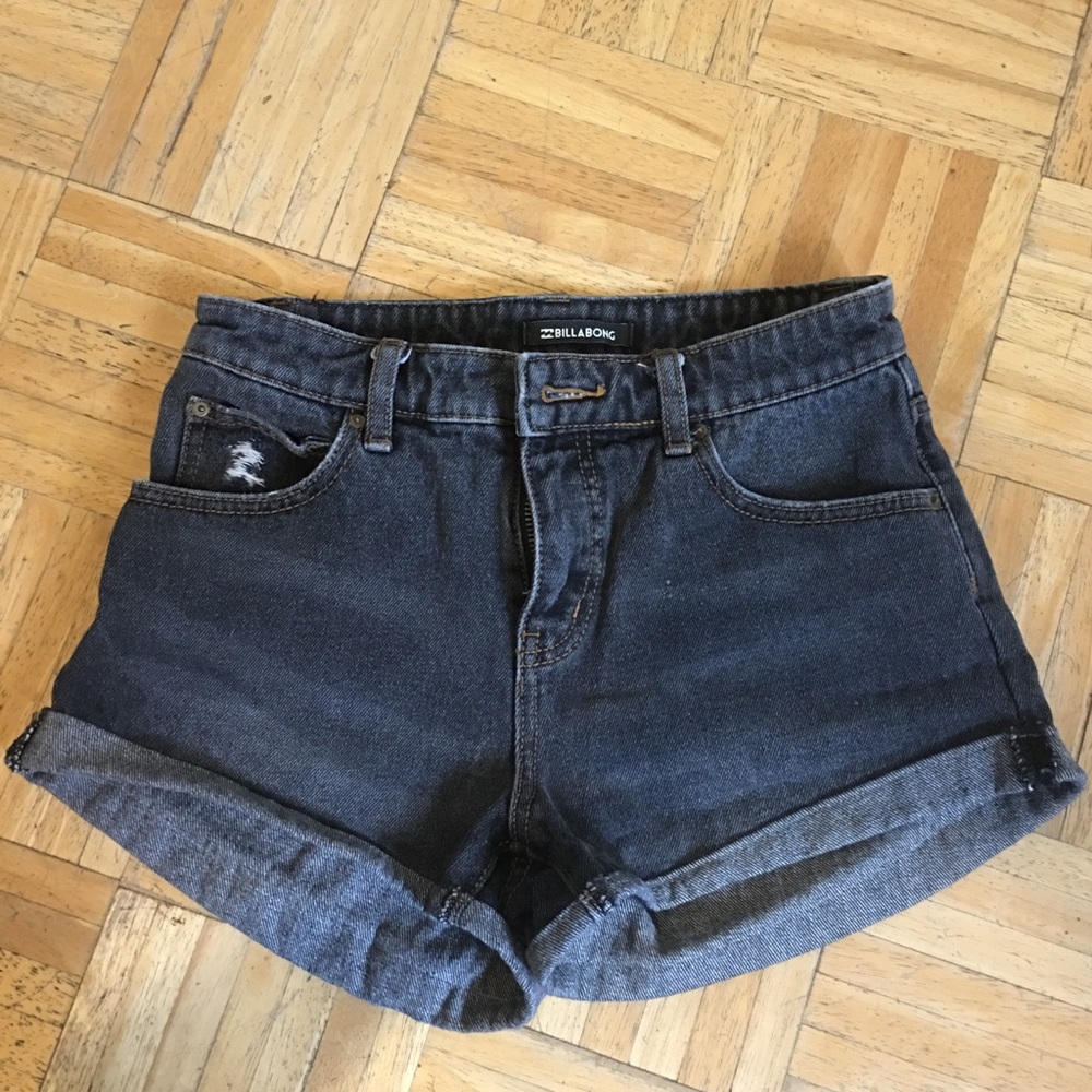 Super cute black Billabong shorts!