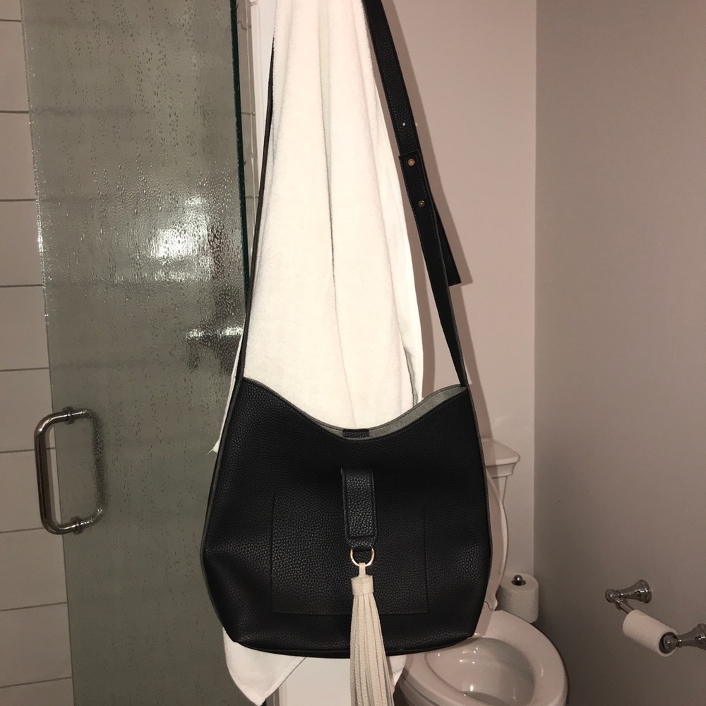 Akaiv Black Crossbody