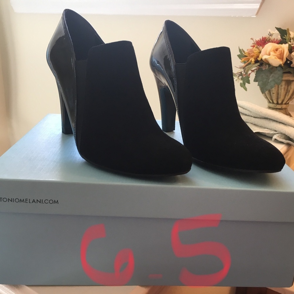 Black suede Antonio Melani heels