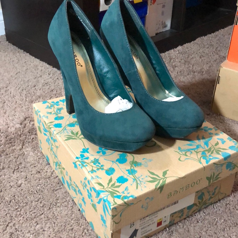 Suede platform Pump