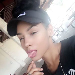 Meet your Posher, Moni