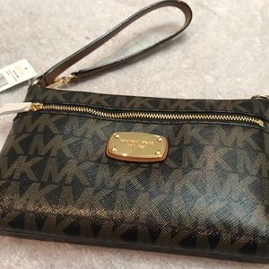 ✨NWT✨ Michael Kors Large Wristlet Bag