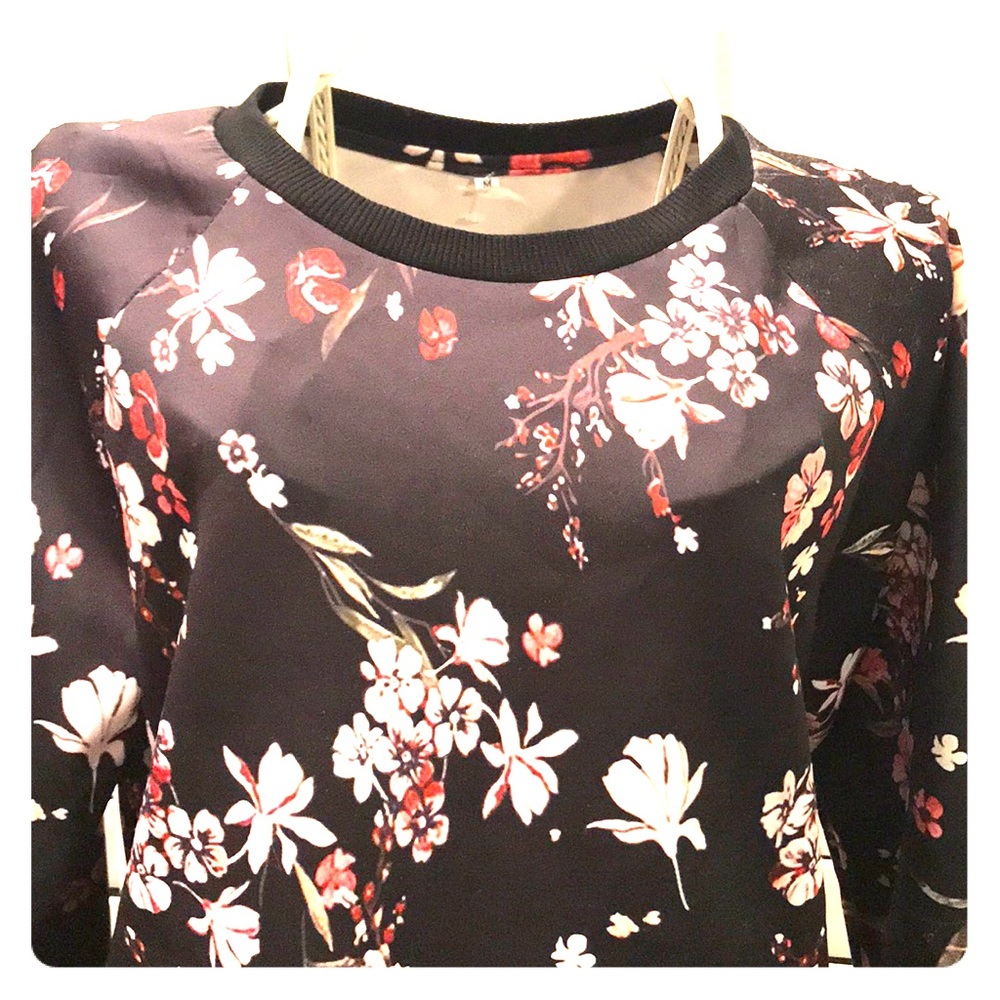 Cute black floral sweatshirt, size M