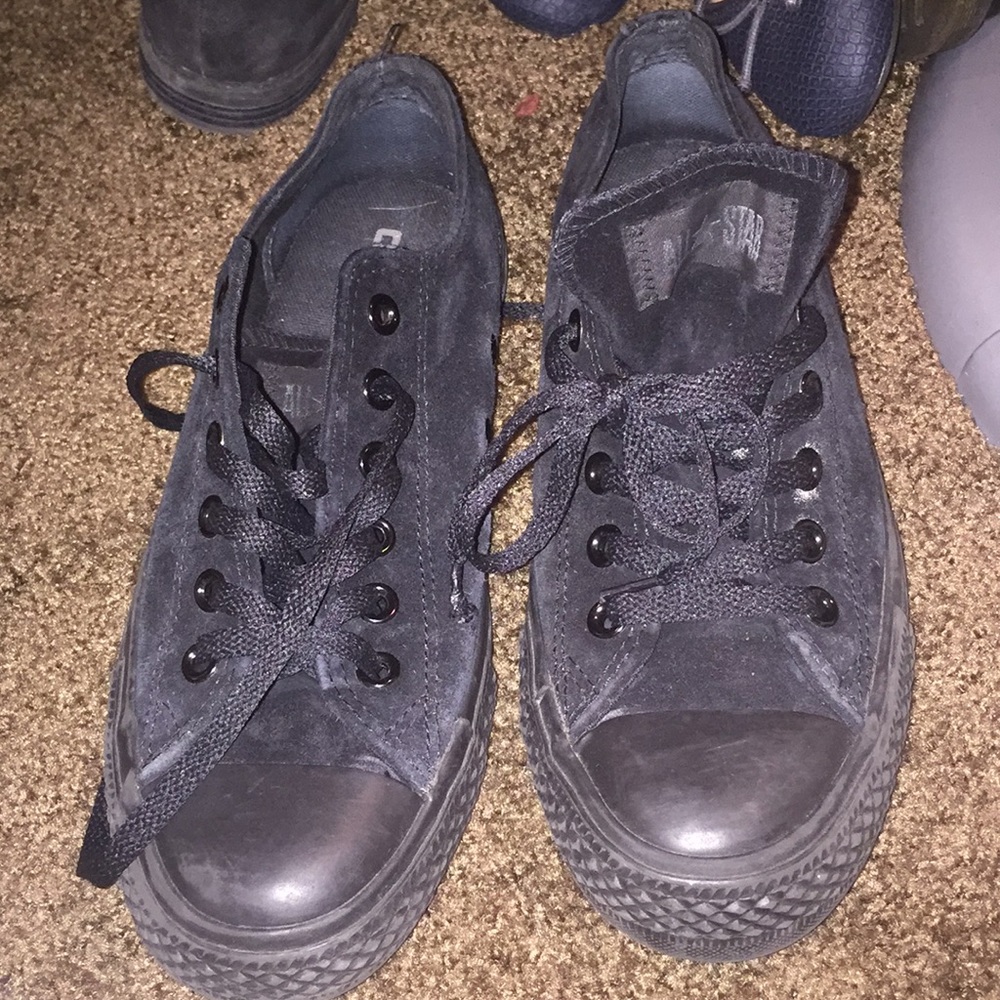 Women’s 8 black suede converse