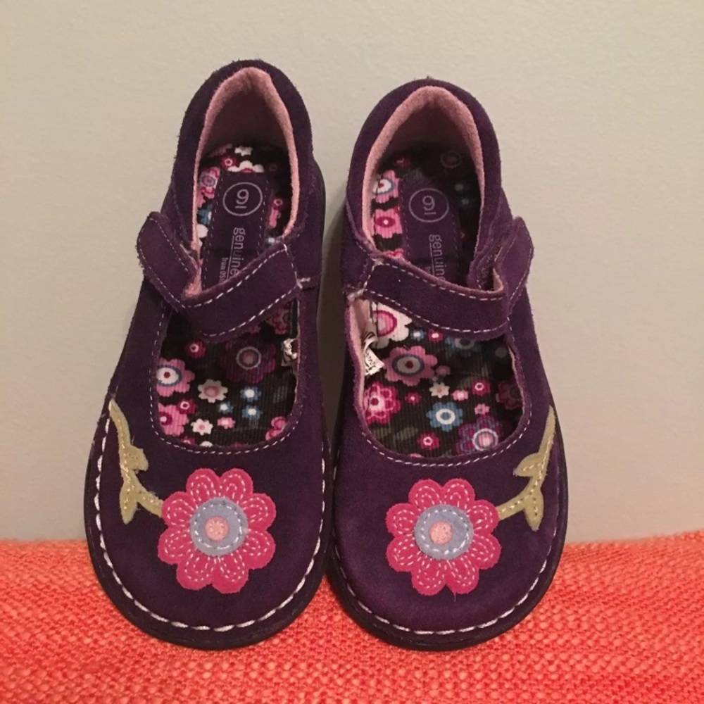 Suede toddler shoes size 9/OshKosh
