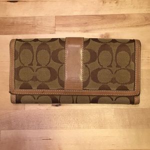 SALE 🎈🎈🎈 Signature Coach Wallet