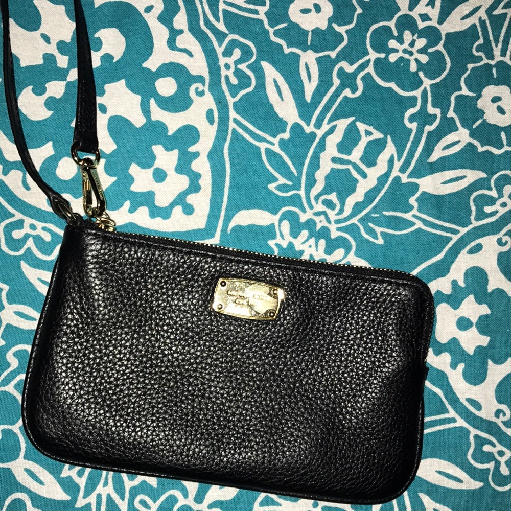 😍😍Michael kors wristlet