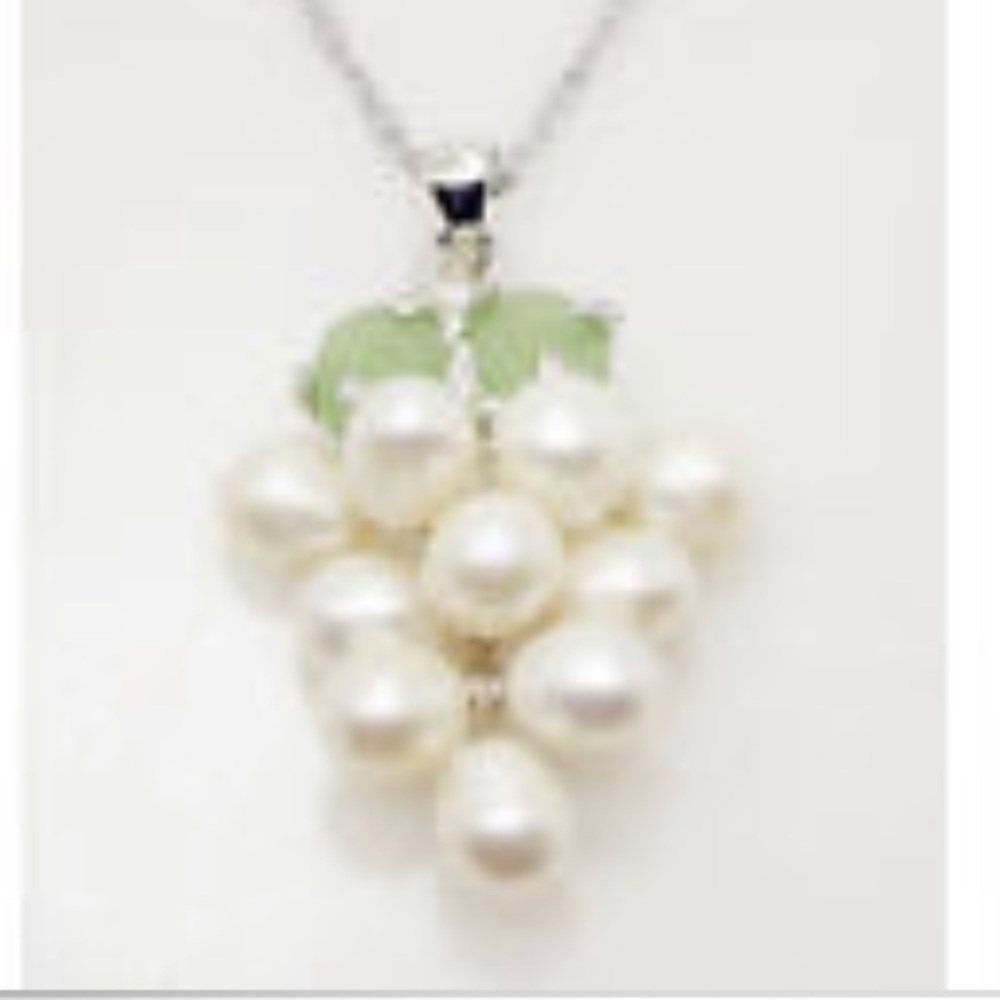 FRESHWATER PEARLS AND JADE PENDANT