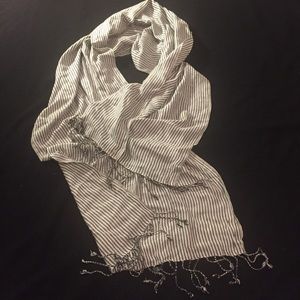 URBAN OUTFITTERS - BOHO Scarf with braided fringe