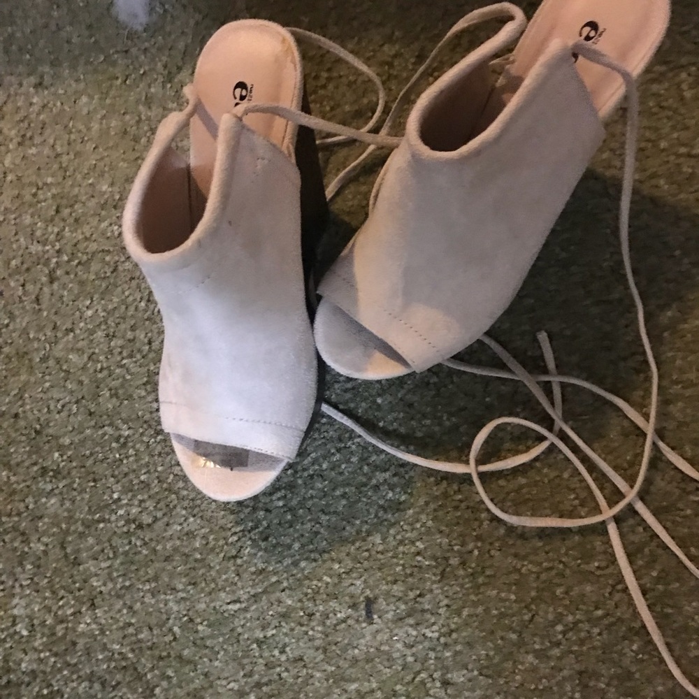 Heels - Picture 2 of 3