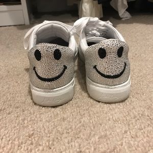 Lola Cruz smile sneakers !!!